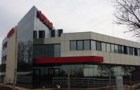 Структурна окачена фасада и покривно остъкляване Reynaers CW50; Обшивка от Bond; PVC дограма ЕТЕМ Q60; Вентилируема окачена фасада ETEM Vario Lamella - имитация на клинкер
, 